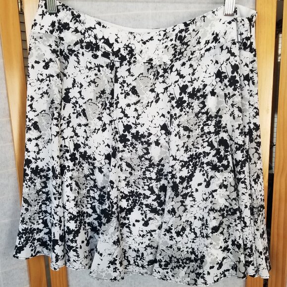 Nue Options Dresses & Skirts - Nue Options Skirt Black And White Size 12P Flared Flouncy